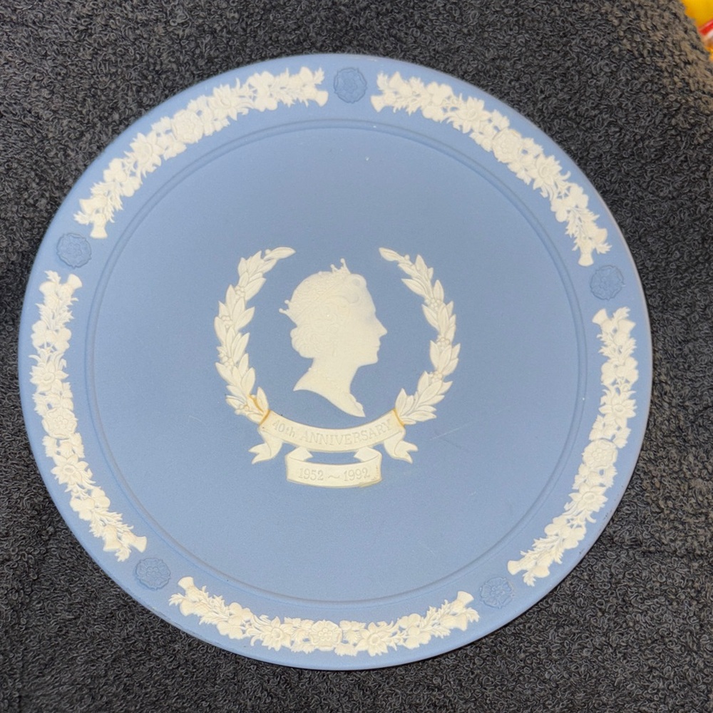 Wedgwood commemorative plate of the 40th anniversary of H.M. Queen Elizabeth II.